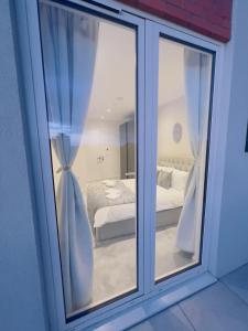 Modern Balcony Flat closet to London Bridge