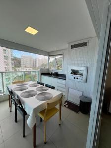 Pé na areia na praia da Enseada Guarujá