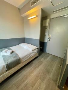 Hotels Hotel De Paris : Chambre Simple - Vue sur le Terrasse ou Rue