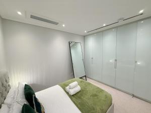 Luxurious 3-Bedroom & 3 Bathroom flat with Indoor fireplace and patio in central Mayfair