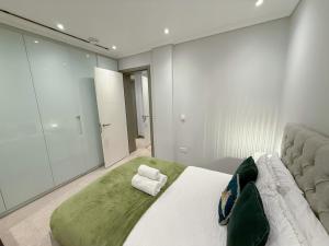 Luxurious 3-Bedroom & 3 Bathroom flat with Indoor fireplace and patio in central Mayfair