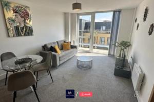 Salford Corporate Stays Balcony WiFi Sleeps 5