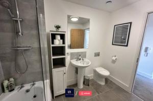 Salford Corporate Stays Balcony WiFi Sleeps 5