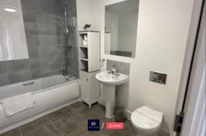 Salford Corporate Stays Balcony WiFi Sleeps 5