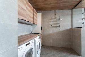 Big Apartment, 4 Bedrooms, Sauna, free parking - EV Charging