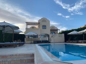 villa 4 bedrooms , 4 bathrooms, private heated pool ,access and view lagoon in el Gouna