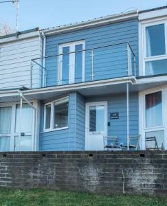 Charming Beach Chalet with Balcony & Sea Views