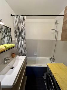Appartements Cocoon vue Mer ☆ en face du Port de Golfe-Juan ☆ : photos des chambres