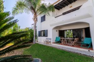 Beachside Bliss T2 with Pool & Beach Access by Drago Rentals