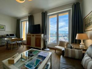 Établissement 3 étoiles avec ASCENSEUR, 3 appartements lumineux vue port avec balcon, 200m de la mer, Wifi Fibre, tous service inclus