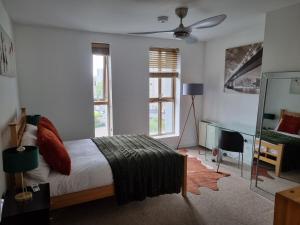 Large city centre 2 bedroom flat