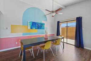 Modern & Chic 4BD,2BA - Pool, Hot Tub, BBQ Grill