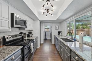 Modern & Chic 4BD,2BA - Pool, Hot Tub, BBQ Grill