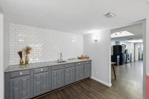 Modern & Chic 4BD,2BA - Pool, Hot Tub, BBQ Grill