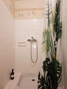Hotels Auberge Arthea : Chambre Double avec Salle de Bains Commune