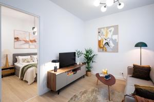 Bright & Modern Apartment in Historic Raina Blvd Building I Near Park & Old Town