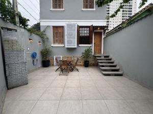 Rustic House with Large Garage - Close to the Beach