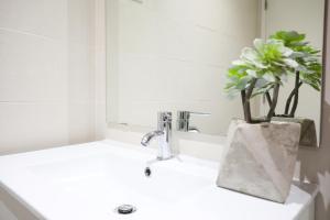 Lisbon Palette 3BR with terrace and patio