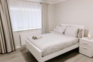 Pendle Close - 3 bed house with parking