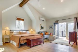 Modern Mountain-View Gem with Deck in Glenville - Ubytování bez kategorie ve městě Glenville