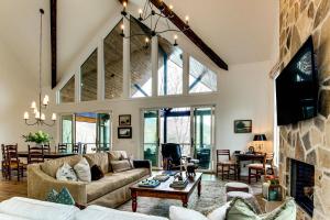 Deck and Mountain Views Black Chalet in Glenville