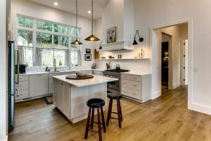 Deck and Mountain Views Black Chalet in Glenville