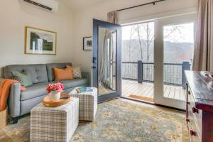 Modern Mtn Retreat with Deck and Views in Glenville!