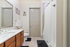 Downtown Modern Elegance Suite with Free Parking, Pool, WIFI and a King Bed