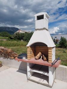 Spacious apartment close to the sea in Kastel Luksic