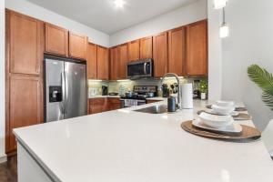 Downtown Modern Elegance Suite with Free Parking, Pool, WIFI and a King Bed