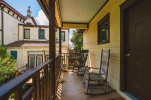 Carriage Modern House to Victorian House