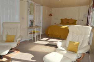 Detached Romantic Studio.