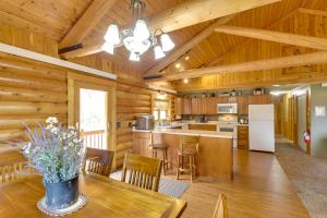 Hill City Log Cabin Along Newton Creek!
