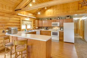 Hill City Log Cabin Along Newton Creek!