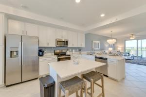 Balcony and Golf Course View Venice Condo with Perks!