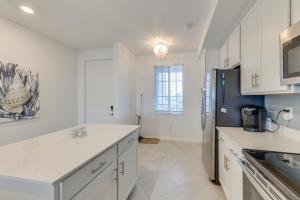 Balcony and Golf Course View Venice Condo with Perks!