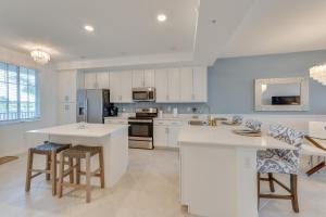 Balcony and Golf Course View Venice Condo with Perks!