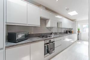 The Stylish Shamrock London Escape - Modern and Airy Apartment with Garden - Good transport links