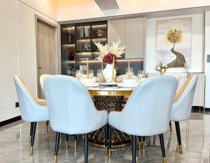 Executive 5BR Penthouse Suite in Uptown BGC