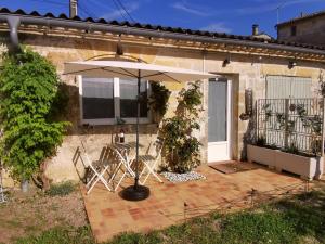 Maisons de vacances Proche Saint-Emilion, confortable gite renove avec terrasse - 2 personnes : Maison 1 Chambre