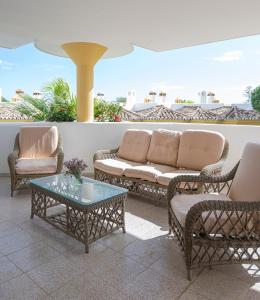 Charming Andalusian Style Flat Pool, Golf and Parking