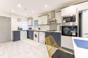 Modern & Spacious 4 Bedroom Home in Coventry