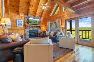 5BR Cabin with Hot Tub, Theater & Game Room