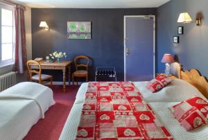 Hotels Logis Auberge le centre poitou : photos des chambres