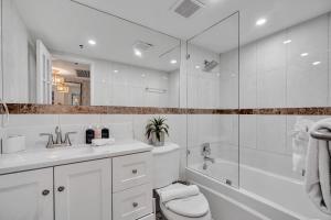 Beachside Condo with Resort Amenities, Including Pools, Gym, and Bathtub 708