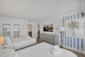 Beachside Condo with Resort Amenities, Including Pools, Gym, and Bathtub 708
