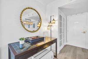 Beachside Condo with Resort Amenities, Including Pools, Gym, and Bathtub 708