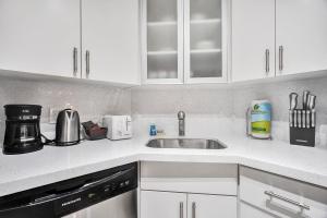 Beachside Condo with Resort Amenities, Including Pools, Gym, and Bathtub 708