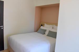 Hotels LOGIS Hotel Restaurant Le KALLISTE : Chambre Double avec Terrasse - Vue sur Mer