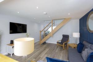 Castle View - 2 Bed Stylish Coastal Port Solent Retreat with Views! Parking, Sleeps 6 - LONG TERM STAY WINTER SPECIAL OFFER- By Blue Puffin Stays